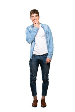 İzole beyaz arka plan üzerinde gülümseyen yakışıklı bir genç adamın tam uzunlukta bir çekim