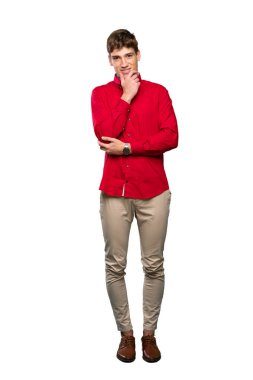 İzole beyaz arka plan üzerinde gülen yakışıklı bir genç adam tam uzunlukta bir çekim