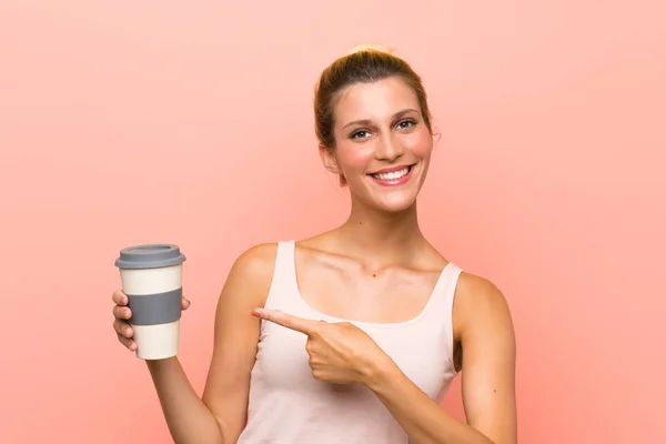 Jovem Loira Segurando Café Take Away Apontando — Fotografia de Stock