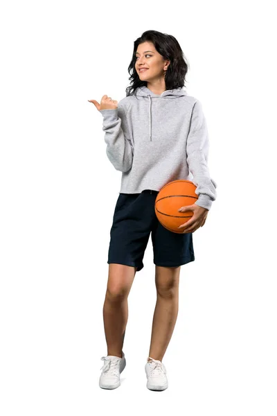 Full Length Shot Una Giovane Donna Che Gioca Basket Indicando — Foto Stock