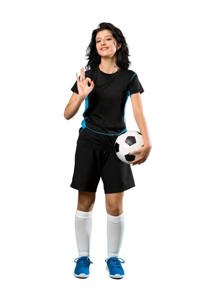 孤立した白い背景の上に指でOkサインを示す若いサッカー選手の女性のフルレングスショット — ストック写真