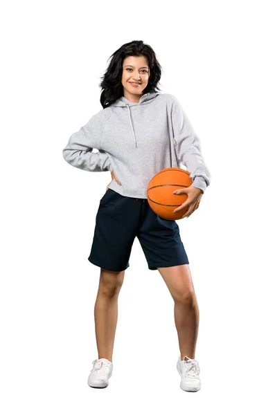 孤立した白い背景の上でバスケットボールをしている若い女性のフルレングスショット — ストック写真