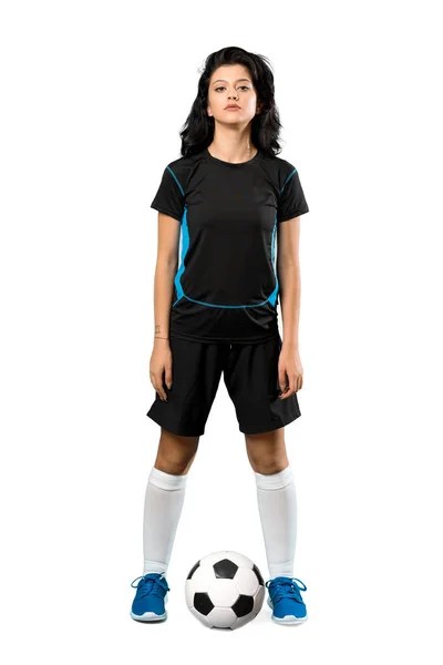 孤立した白い背景の上に若いサッカー選手の女性のフルレングスショット — ストック写真