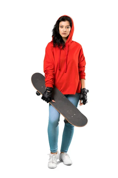 孤立した白い背景の上に赤いスウェットシャツを着た若いスケーターの女性のフルレングスショット — ストック写真