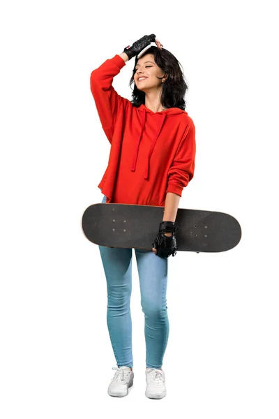 若いスケーターの女性のフルレングスショットは 何かを実現し 孤立した白い背景の上に解決策を意図しています — ストック写真
