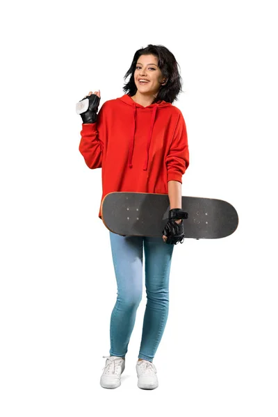孤立した白い背景の上に驚きの表情を持つ若いスケーターの女性のフルレングスショット — ストック写真