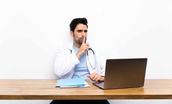 Ung Doktor Man Med Sin Laptop Över Isolerad Vägg Gör — Stockfoto