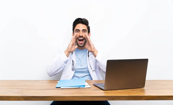 Jonge Dokter Man Met Zijn Laptop Geïsoleerde Muur Schreeuwen Met — Stockfoto