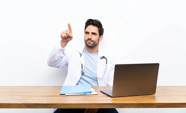 Jonge Dokter Man Met Zijn Laptop Geïsoleerde Muur Aanraken Transparant — Stockfoto