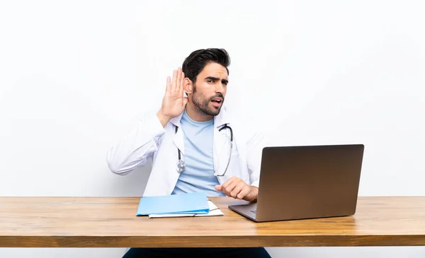 Ung Doktor Man Med Sin Laptop Över Isolerad Vägg Lyssnar — Stockfoto