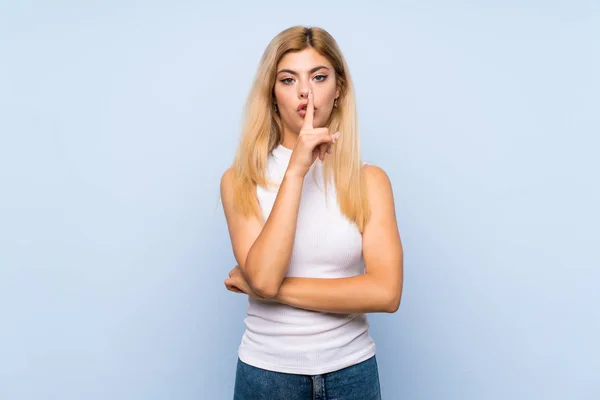 Zole Edilmiş Mavi Arka Planı Olan Genç Bir Kız Ağzını — Stok fotoğraf
