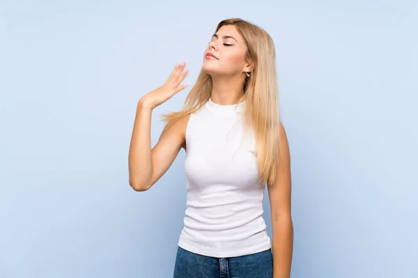 Adolescente Chica Sobre Aislado Azul Fondo Realizado Algo Intención Solución — Foto de Stock