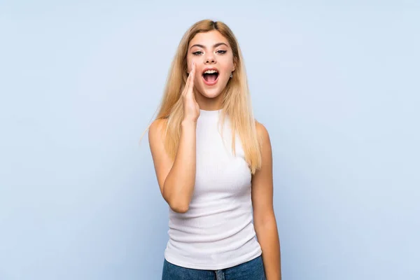 Adolescente Chica Sobre Aislado Azul Fondo Sorprendido Apuntando Frente — Foto de Stock