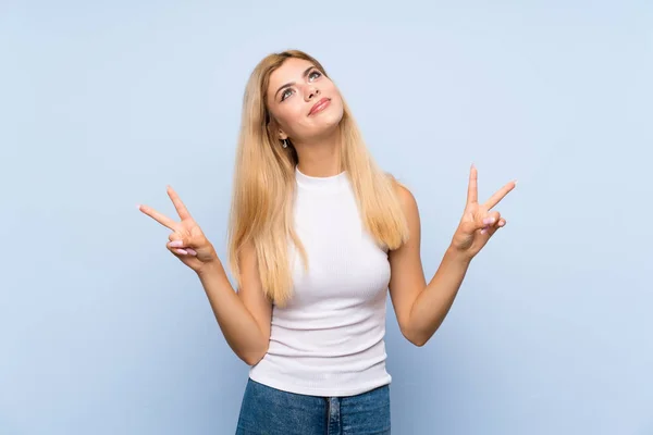 Adolescente Chica Sobre Aislado Azul Fondo Riendo — Foto de Stock