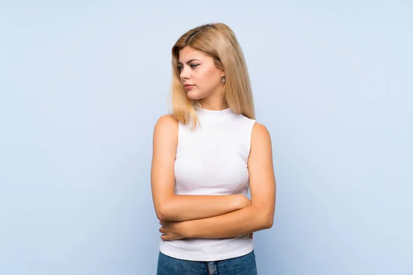 Adolescente Chica Sobre Aislado Azul Fondo Asustado Señalando Lado — Foto de Stock