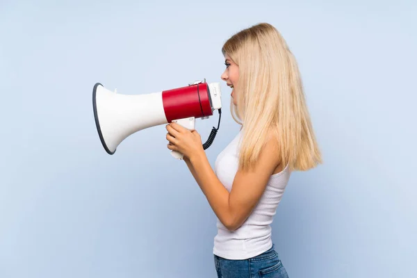 Ragazza Adolescente Isolato Sfondo Blu Con Braccia Incrociate Felice — Foto Stock