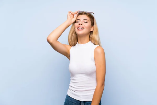 Adolescente Chica Sobre Aislado Azul Fondo Sorprendido Apuntando Hacia Arriba — Foto de Stock