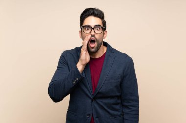 Sürpriz ve şok yüz ifadesi ile izole arka plan üzerinde yakışıklı genç adam