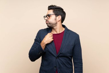 Yorgun ve hasta ifade ile izole arka plan üzerinde yakışıklı genç adam