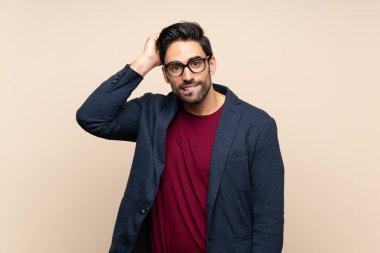 Hayal kırıklığı ve anlayış değil bir ifade ile izole arka plan üzerinde yakışıklı genç adam