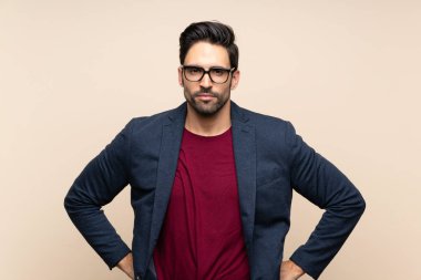 İzole arka plan kızgın üzerinde yakışıklı genç adam