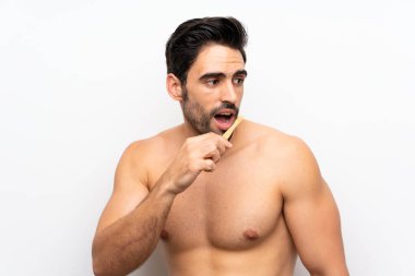 İzole beyaz arka plan üzerinde diş fırçalama Adam