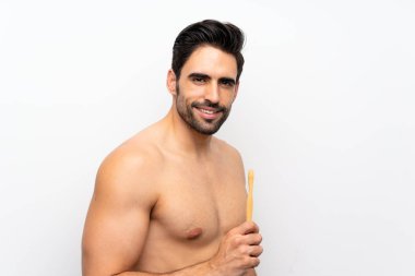 İzole beyaz arka plan üzerinde diş fırçalama Adam