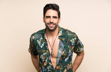 Izole arka plan üzerinde yaz gömlek Yakışıklı adam