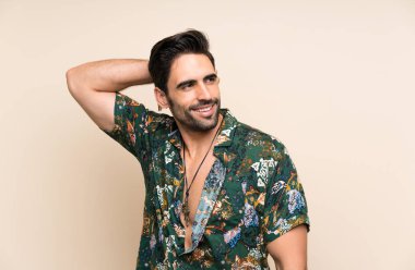 Izole arka plan üzerinde yaz gömlek Yakışıklı adam