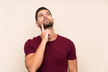 Izole arka plan üzerinde yakışıklı adam bir fikir düşünme