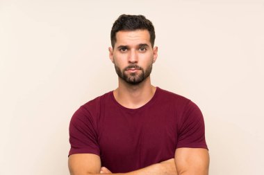 Kollar çapraz tutarak izole arka plan üzerinde Yakışıklı adam