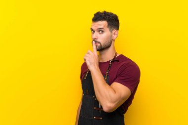 Sessizlik jesti yapan bir önlük berber adam