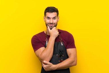 Bir önlük gülen berber adam