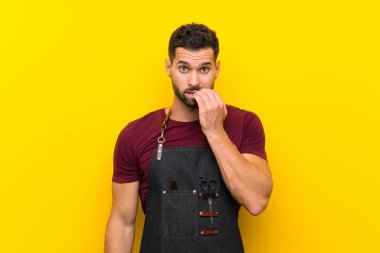 Bir önlük sinirli ve korkmuş berber adam