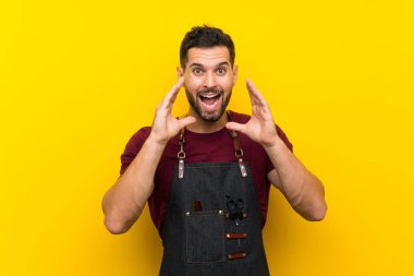 Ağzı tamamen açık bağıran bir önlük berber adam