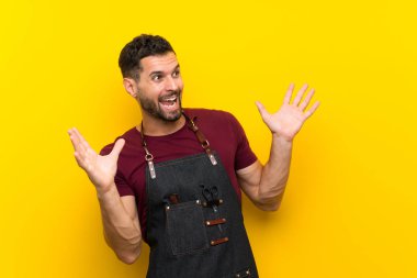 Sürpriz yüz ifadesi ile bir önlük berber adam