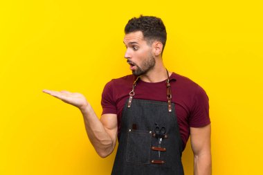 Bir önlük içinde Berber adam avuç üzerinde hayali copyspace tutan