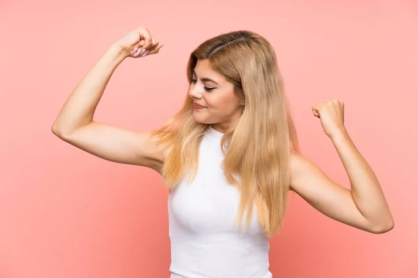 Adolescente Menina Sobre Isolado Fundo Rosa Comemorando Uma Vitória — Fotografia de Stock