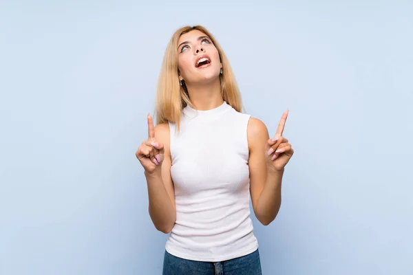 Adolescente Chica Sobre Aislado Fondo Azul Con Los Dedos Cruzando —  Fotos de Stock