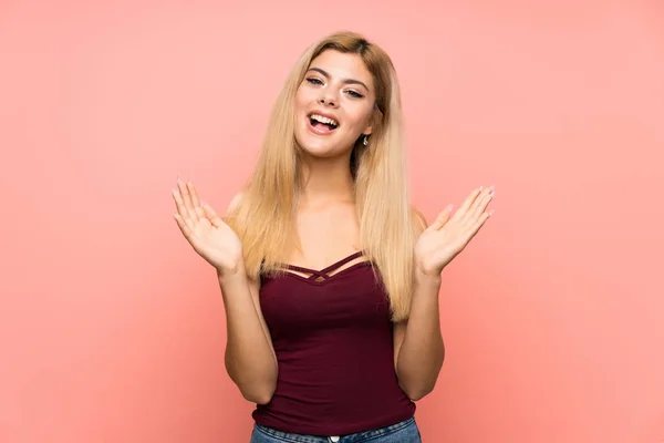 Adolescente Chica Sobre Aislado Rosa Fondo Con Sorpresa Expresión Facial —  Fotos de Stock