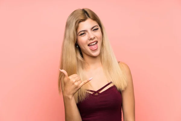 Teenager Mädchen Über Isolierten Rosa Hintergrund Machen Handygeste — Stockfoto