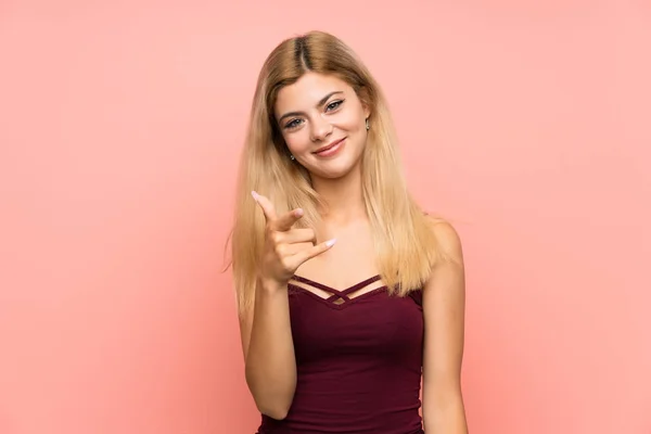 Teenager Κορίτσι Πάνω Από Απομονωμένο Ροζ Φόντο Δείχνει Δάχτυλό Σας — Φωτογραφία Αρχείου
