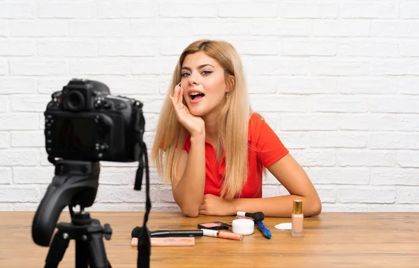 Chica Bloguera Adolescente Grabando Video Tutorial Susurrando Algo —  Fotos de Stock