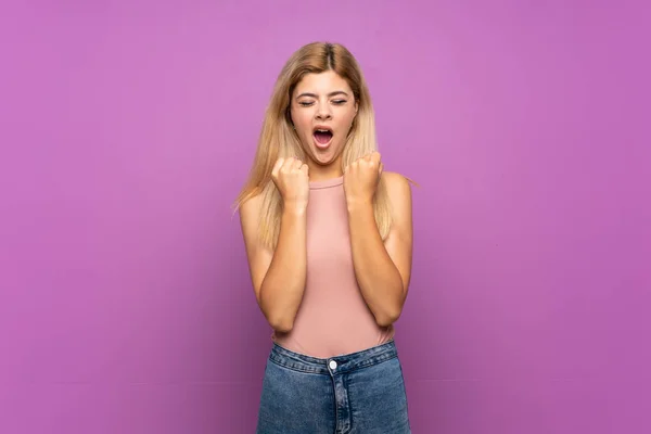 Adolescente Menina Sobre Isolado Roxo Fundo Frustrado Por Uma Situação — Fotografia de Stock