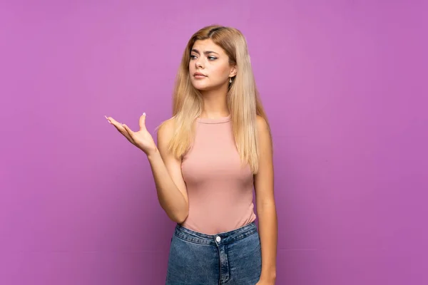 Adolescente Chica Sobre Aislado Púrpura Fondo Haciendo Dudas Gesto — Foto de Stock