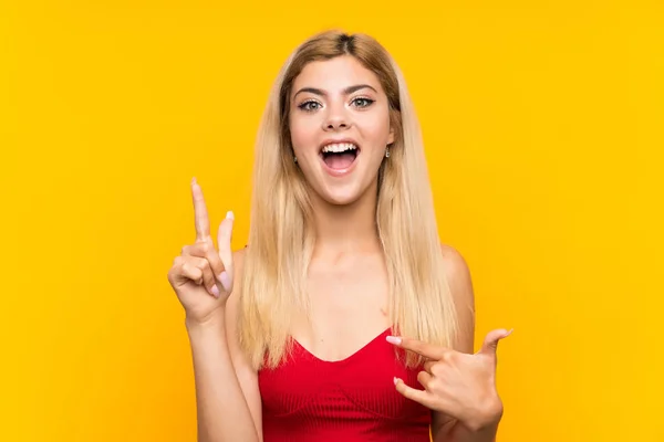 Teenager Mädchen Über Isolierten Gelben Hintergrund Mit Überraschung Gesichtsausdruck — Stockfoto