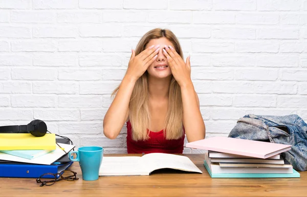 Tonåring Student Flicka Inomhus Som Täcker Ögon Händer — Stockfoto