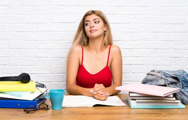 Adolescente Estudiante Chica Interior Haciendo Dudas Gesto Buscando Lado — Foto de Stock