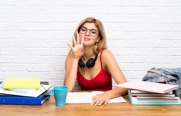 Teenager Studentin Mädchen Bei Drinnen Glücklich Und Zählen Vier Mit — Stockfoto