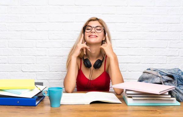 Adolescente Estudiante Interior Sonriendo Con Una Expresión Feliz Agradable — Foto de Stock